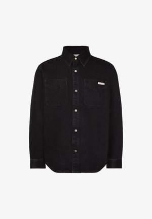 Sort langærmet denimskjorte med knapper foran, to brystlommer og lille Calvin Klein-logo på den højre brystlomme.