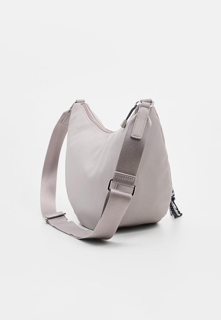 Hellgraue Schultertasche mit weicher Außenseite, verstellbarem Stoffgurt und Reißverschluss. Verfügt über eine glatte Textur und minimalistisches Design.