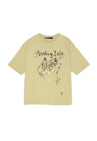 Camiseta de manga corta, de color amarillo claro, que presenta un dibujo en línea negra de zapatos y estrellas decorativas. Fabricada con un suave y transpirable tejido de algodón.