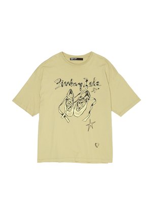 Krótki rękaw, jasnobrązowy T-shirt z czarnym rysunkiem butów i dekoracyjnymi gwiazdkami. Wykonany z miękkiej, przewiewnej bawełny.