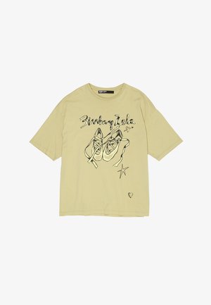 Camiseta de manga corta, de color amarillo claro, que presenta un dibujo en línea negra de zapatos y estrellas decorativas. Fabricada con un suave y transpirable tejido de algodón.