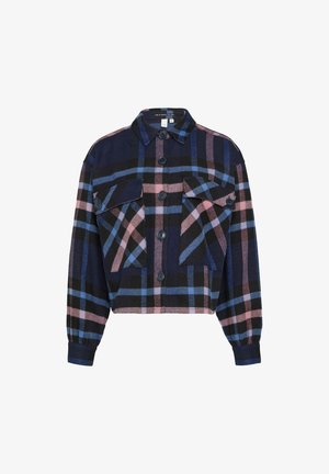 Geknipte flanellen jas in marineblauw, zwart en pastelroze. Beschikt over twee voorzakken, knoopsluiting en een contrasterend geruit patroon.