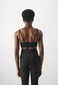 Girlfriend Collective ANDY BRA SPLIT STRAP - Sportski grudnjak s blagom potporom - black