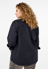 Zizzi Užsagstoma palaidinė - black washed