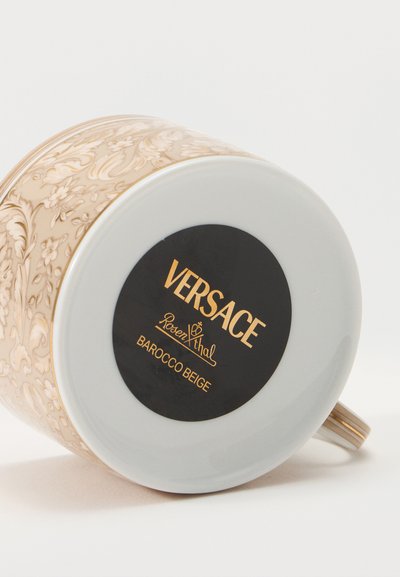 Πορσελάνινο φλιτζάνι με μπεζ φλοράλ μπαρόκ σχέδιο, χρυσό περίγραμμα, και ετικέτα Versace Rosenthal Barocco Beige στη βάση.