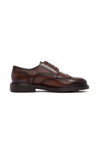 Brązowe skórzane męskie buty brogue z detalami w kształcie skrzydeł i grubą czarną podeszwą, pokazane z zewnętrznej strony na białym tle.