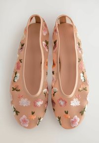 Mocasini din plasă moale în nuanțe de piersică, decorate cu broderie florală multicoloră. Design cu vârful rotund și margini elastice pentru o potrivire strânsă.