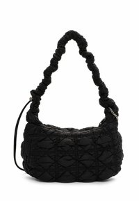 Sac à main noir matelassé avec une anse courbe et froncée. Doté d'un tissu texturé et d'un subtil accent en chaîne. Forme douce et compacte avec une fermeture éclair.