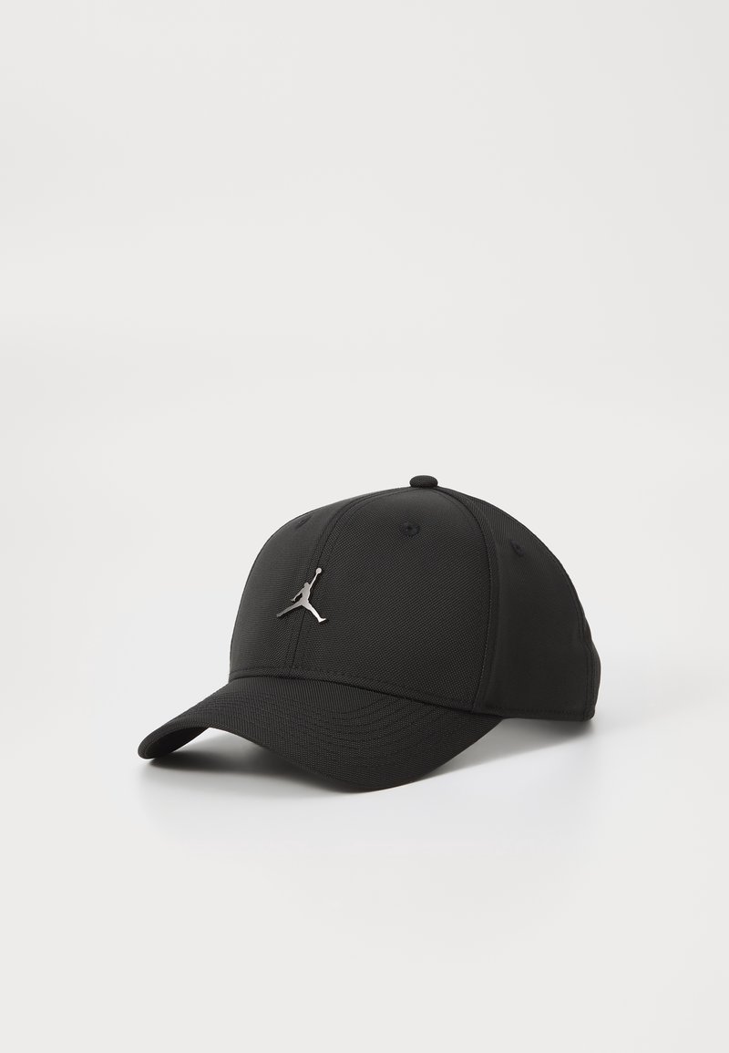Casquette de baseball noire avec une visière incurvée et un petit logo Jumpman argenté au centre avant, présentée sur un fond blanc uni.