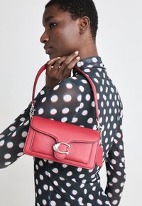 TABBY SHOULDER BAG REFRESH - Handtasche - ruby
