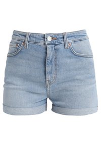 Pantalones cortos de mezclilla de color azul claro con una cintura alta, cierre frontal con botón, dobladillos enrollados y un ligero desgaste. Diseño clásico de 5 bolsillos.