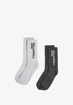 Două perechi de șosete curbate: una gri deschis cu textul "KARL LAGERFELD JEANS" în negru și una gri închis cu o textură ușor strălucitoare.