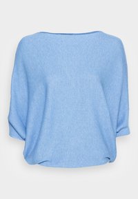 Hellblauer, gerippter Strickpullover in Übergröße mit einem Bootsausschnitt und dreiviertellangen Fledermausärmeln, auf einem weißen Hintergrund präsentiert.