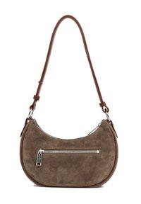 Sac à épaule en suède brun en forme de croissant avec une poche zippée argentée à l'avant et une bandoulière ajustable avec des anneaux en métal.