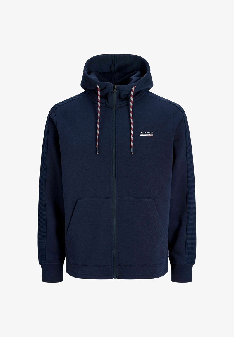 Sweat à capuche bleu marine zippé avec capuche, poches avant, cordons blancs et rouges et petit logo Jack & Jones sur la poitrine gauche.