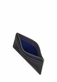 Cartera de cuero negro con una textura suave, diseñada para guardar tarjetas, con un interior azul en contraste y una apertura en ángulo para un fácil acceso.