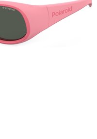 Occhiali da sole Polaroid rosa con una finitura liscia, lenti scure e dettaglio del logo sull'asta, caratterizzati da un design curvo e avvolgente.