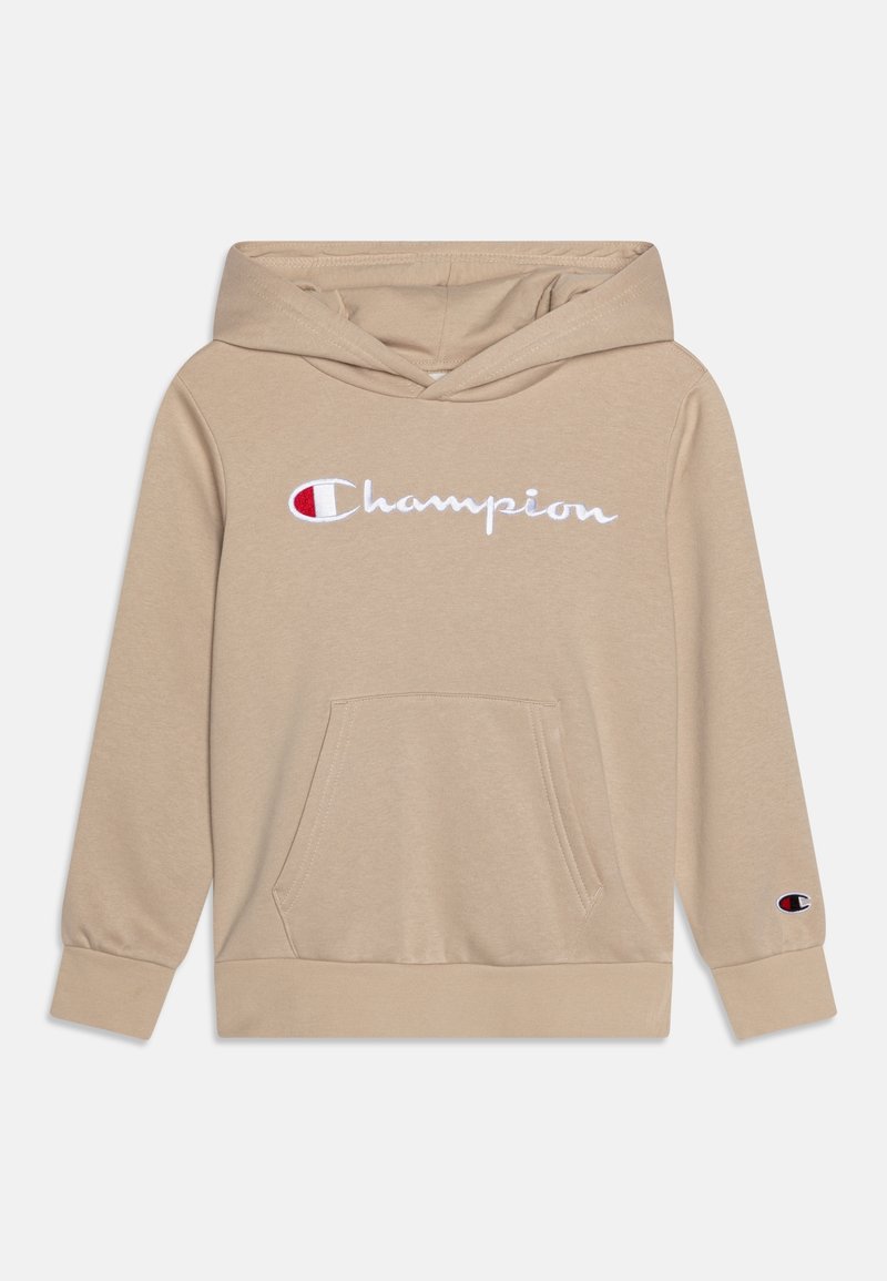 Felpa Champion beige con tasca a marsupio frontale, logo Champion ricamato in bianco e rosso sul petto e piccolo logo sul polsino sinistro della manica.