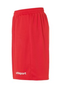 Rode sportshorts gemaakt van lichtgewicht materiaal. Heeft een elastische tailleband en een wit "uhlsport" logo op het linkerbeen. Glad oppervlak.