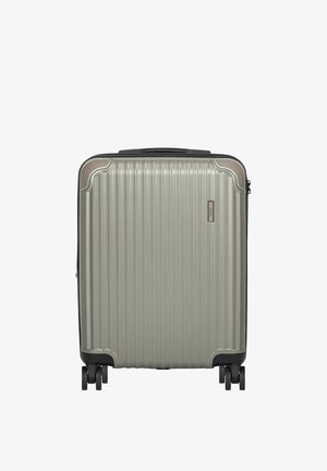 Srebrna walizka z twardą obudową z pionowymi żłobieniami, czterema podwójnymi obrotowymi kółkami i górnym uchwytem do przenoszenia.