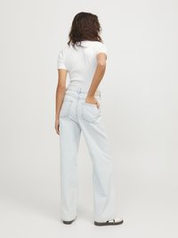 Helle blaue, lässige Jeans mit hoher Taille, die ein klassisches Fünf-Taschen-Design und ein Etikett auf der Rückseite aufweisen. Baumwollmaterial, gerade Beine.