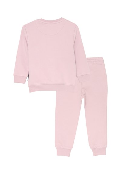 Felpa a maniche lunghe rosa chiaro e pantaloni di felpa abbinati con vita elasticizzata e polsini a coste, distesi con il retro visibile.