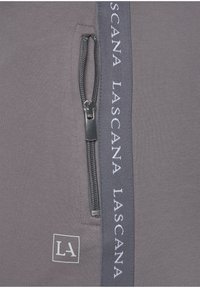 Grauer Reißverschlussseitentasche mit kontrastierendem Band und "LASCANA"-Text sowie Logo. Sanfte Stoffstruktur mit sportlichem Schnitt.