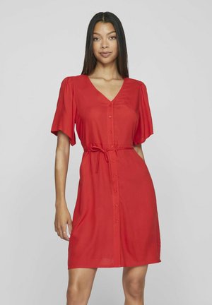 Abito rosso a maniche corte con scollo a V, chiusura con bottoni sul davanti e una cintura in vita. Tessuto liscio con una silhouette morbida.