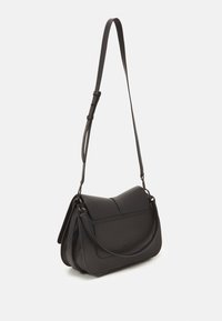 Borsa a spalla in pelle nera con un design strutturato, patta arrotondata, cinturino regolabile e tasca frontale. Texture liscia con accenti minimali.