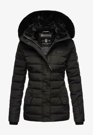Giacca imbottita nera con cappuccio in pelliccia sintetica, chiusure con zip e bottoni, tasche laterali e tessuto texturizzato. Presenta il marchio sul petto.