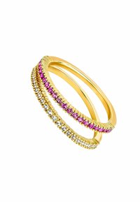 Tres pulseras de oro entrelazadas, con filas alternas de piedras rosas y transparentes, presentando texturas retorcidas y suaves.
