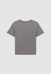 T-shirt grigio a maniche corte con scollatura rotonda, realizzato in cotone, con cuciture visibili lungo i bordi e un fit rilassato.