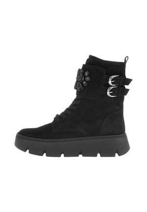 Bottes noires en daim à cheville avec une tige texturée, semelle plate, design à lacets et boucles en argent avec un accent décoratif en pierre.