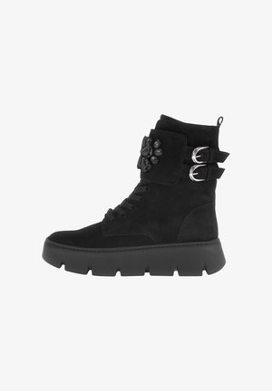 Schwarze Wildleder-Stiefeletten mit einem strukturierten Obermaterial, flacher Plattformsohle, Schnürdesign und silbernen Schnallen mit einem dekorativen Steinelement.