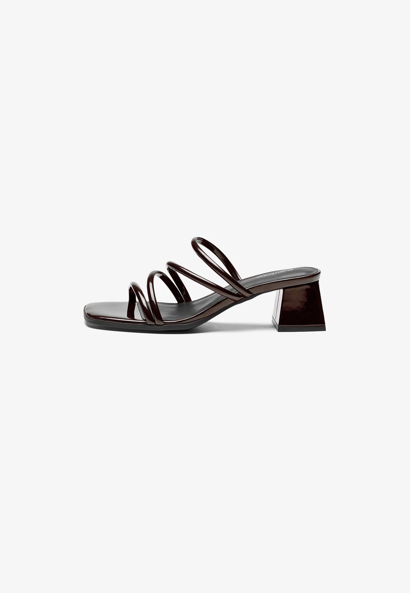 Sandal de salto aberto em pele patinada burgundy escuro, com três tiras finas e um salto quadrado. Superfície lisa, design minimalista.