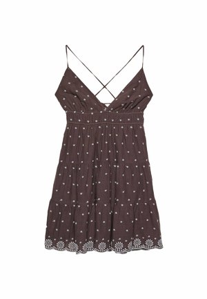 Brązowa sukienka bez rękawów z głębokim dekoltem w kształcie V, skrzyżowanymi ramiączkami na plecach, warstwową spódnicą oraz białymi haftowanymi wzorami gwiazd.