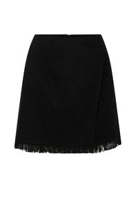 Mini-jupe portefeuille noire texturée avec bordure à franges le long de l'ourlet et panneau avant superposé en diagonale.