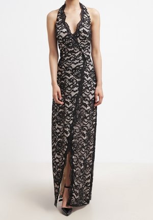 Schwarzes Maxikleid aus Spitze mit Neckholder-Design, das ein filigranes Blumenmuster, einen tiefen V-Ausschnitt und einen hohen Schlitz am Oberschenkel aufweist.