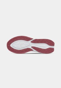 Sarkanais un baltais sporta apavu zole ar teksturētu rakstu, kurā ir izteikta protektora struktūra saķerei un gluda, izturīga virsma.