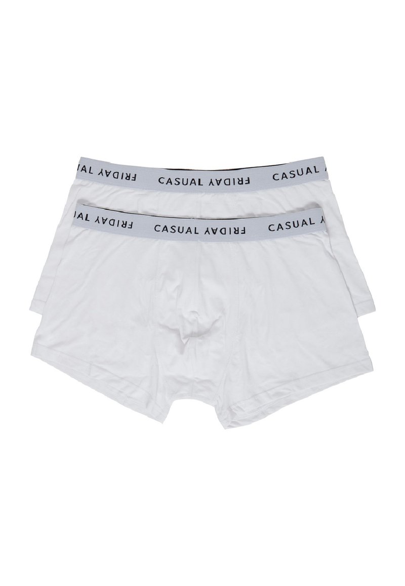Hvide bomuldsboxershorts med en grå elastisk talje med teksten "CASUAL FRIDAY" i sort. To par stablet ovenpå hinanden.