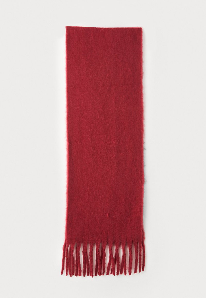 Écharpe en laine rouge avec une texture douce, des bords frangés et une forme rectangulaire, mesurant environ 180 cm sur 30 cm.