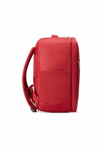 Zaino rosso realizzato in tessuto resistente, con forma rettangolare, spallacci imbottiti e una tasca principale con zip.