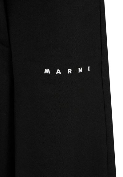 Zwarte stof met een gestructureerde afwerking toont de merknaam "MARNI" in hoofdletters met witte letters. Eenvoudig, minimalistisch ontwerp.