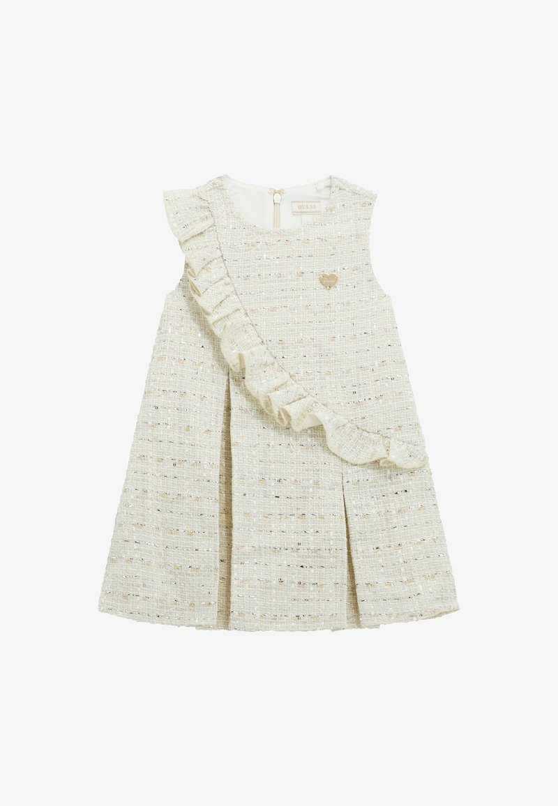 Weißes, strukturiertes Kleid mit einer rüschigen linken Schulter, Falten, einer herzförmigen Verzierung und einem Reißverschluss auf der Rückseite.