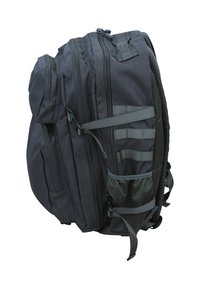 Zaino in poliestere nero con molteplici scomparti con cerniera, tasca laterale in rete e spallacci regolabili per versatilità. Presenta cuciture rinforzate.