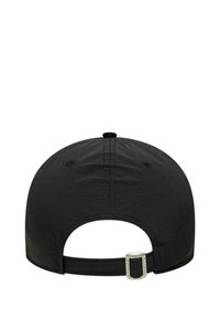 Gorra de béisbol negra con visera curva, correa ajustable en la parte trasera y una textura suave. Presenta un cosido mínimo y sin patrones.