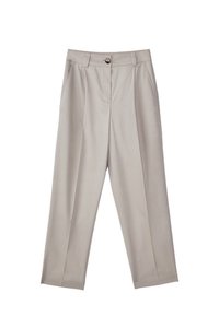 Pantalons beige clair avec un design à jambes droites, dotés d'une fermeture à bouton, de poches avant et de détails plissés. Texture douce.