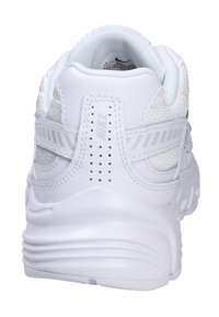Scarpa sportiva bianca con una tomaia in mesh testurizzato e un controfianco in plastica liscia. Presenta un colletto imbottito e una suola in gomma. Cinghia del tallone rinforzata.