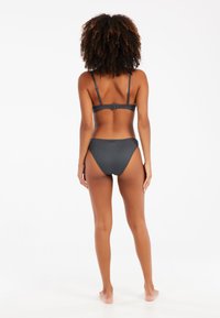 Šedý žebrovaný bikini set s nastavitelnými šlemi a vysokým pasem. Hladká textura s minimálním kovovým zdobením.