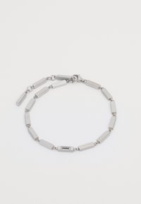 Bracciale in metallo argentato composto da anelli rettangolari alternati e una chiusura. La superficie è liscia con una finitura lucida.